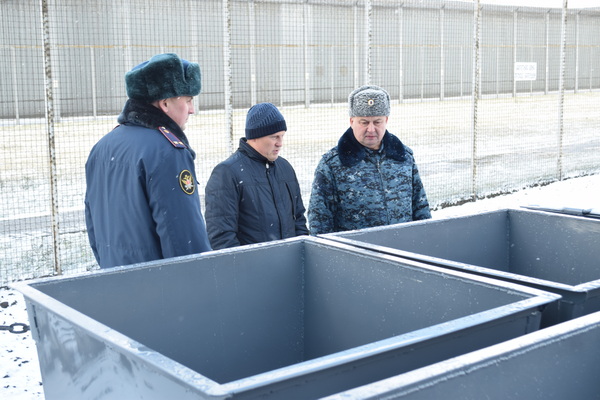 Министр экологии Красноярского края Владимир Часовитин познакомился с производством полимерно-песчаного шифера в исправительной колонии